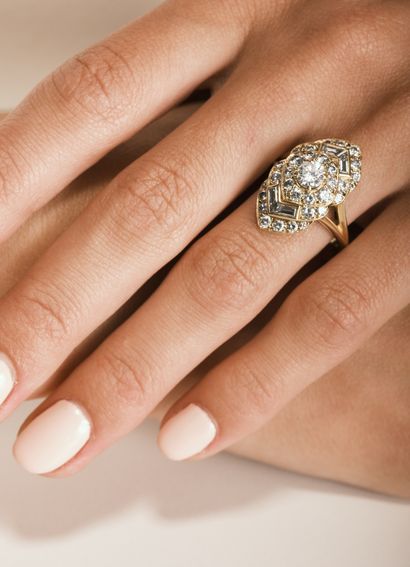 Bague pagode en or jaune 18k ornée d'un diamant...
