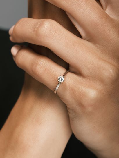 Bague solitaire en or blanc 18k 750 millièmes...