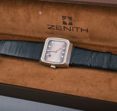 ZENITH
Montre mixte en acier.
Boitier rectangulaire...