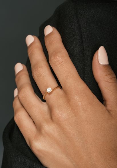 Solitaire en or jaune 18k ornée d'un diamant...