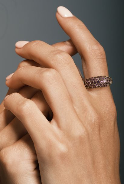 Bague bandeau en or jaune 18k sertie d'améthystes....