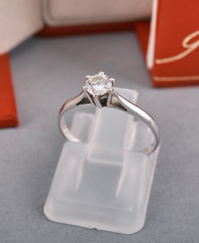 Bague solitaire en or blanc 18k 750 millièmes...