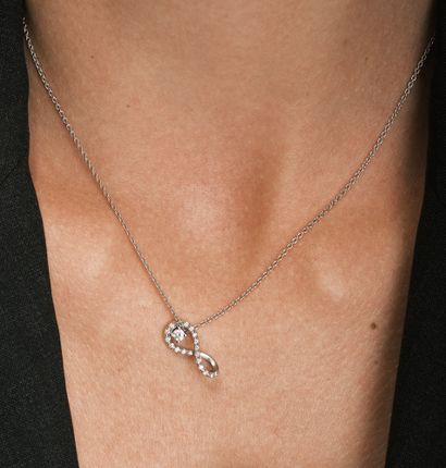 Collier pendentif en or gris orné de diamants,...