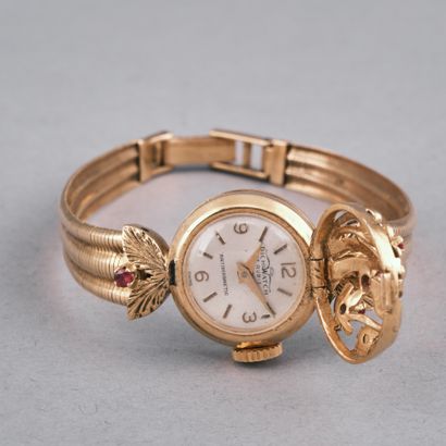Montre de dame en or jaune 18k à capot ponctué...