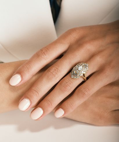 Bague pagode en or jaune 18k ornée d'un diamant...