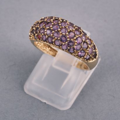 Bague bandeau en or jaune 18k sertie d'améthystes....