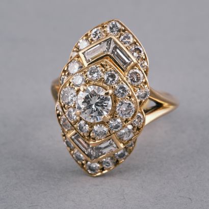 Bague pagode en or jaune 18k ornée d'un diamant...