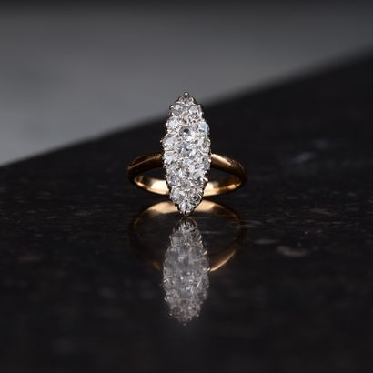 Bague de forme marquise en or jaune 18k 750...