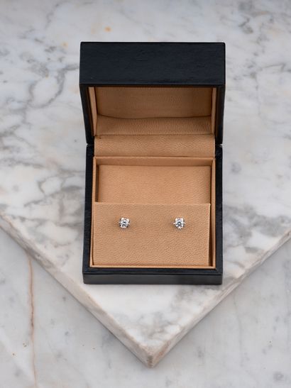 BULGARI
Puces en or gris 18k ornées de diamants...