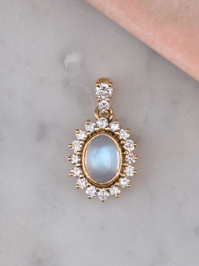 Pendentif en or jaune 18k serti d'un cabochon...