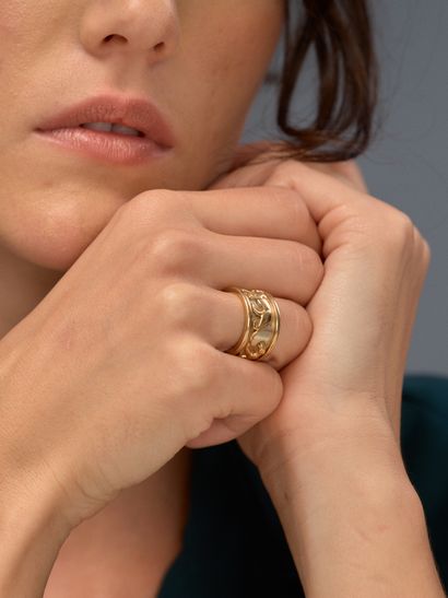 Bague bandeau en deux tons d'or présentant...