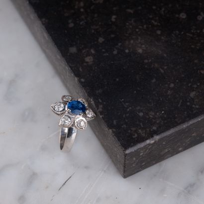 Bague en or gris 18k 750 millièmes ornée...