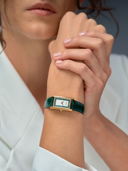 GUCCI
Montre bracelet de dame en métal doré...