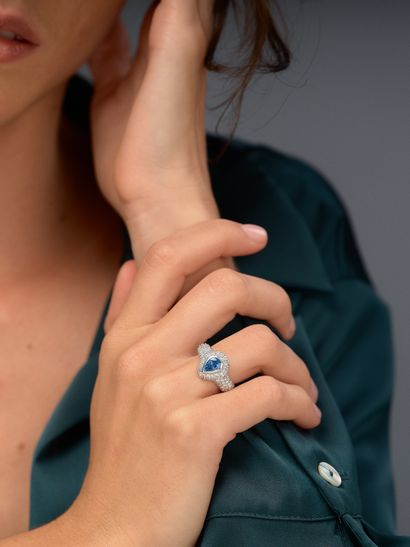Bague en or blanc 18k 750 millièmes centrée...