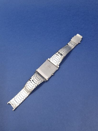 EBEL
Montre en acier à boîtier rectangulaire,...