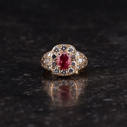 Bague en or jaune 18k ornée d'un rubis taille...