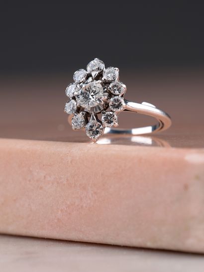 Bague fleur en or gris 18k 750 millièmes...