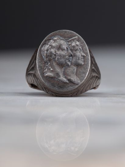 Bague de foulard en métal surmontée d'un...