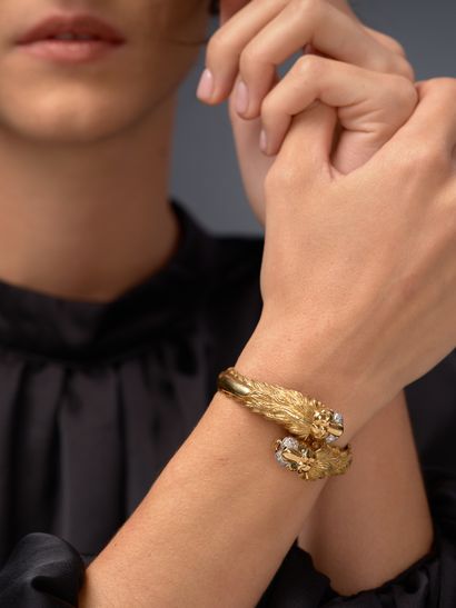 Bracelet rigide ouvrant en or jaune 18k agrémenté...
