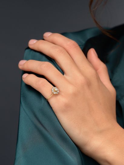 Bague marguerite en or jaune 18k 750 millièmes...