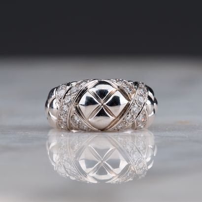 BOUCHERON
Bague modèle Croisillon 
matelassée...