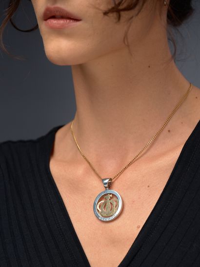 BULGARI
Pendentif rond en or jaune 18k et...