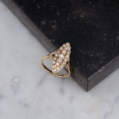 Bague navette en or jaune 18k 750 millièmes...
