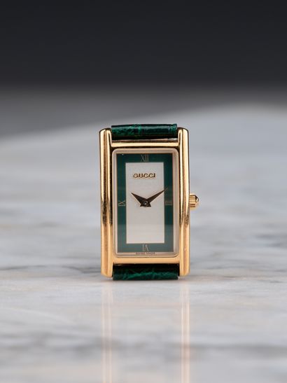 GUCCI
Montre bracelet de dame en métal doré...