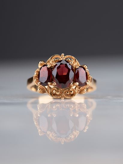 Bague en or jaune 18k 750 millièmes sertie...