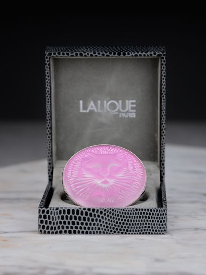 LALIQUE
Broche pendentif en verre moulé blanc...
