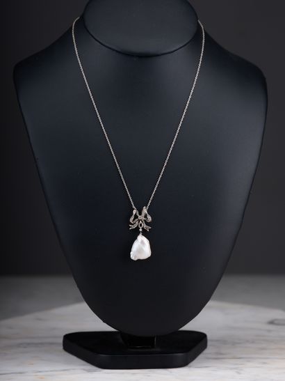 Collier en or gris 18k 750 millièmes agrémenté...