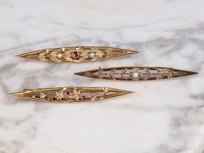 Ensemble de trois broches navette en or jaune...