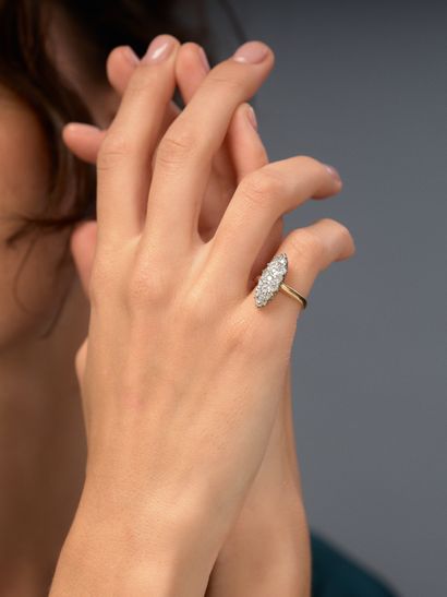 Bague de forme marquise en or jaune 18k 750...