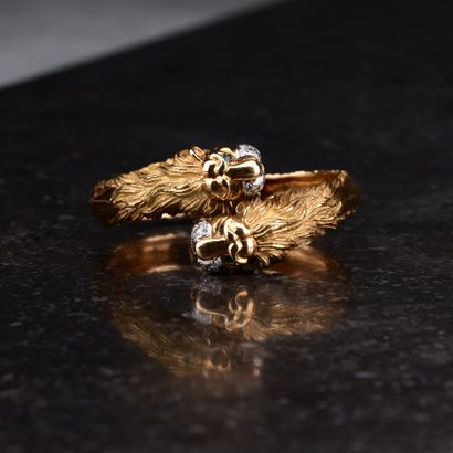 Bracelet rigide ouvrant en or jaune 18k agrémenté...