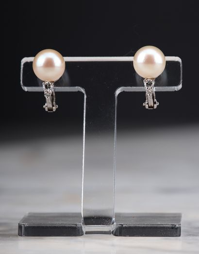 Paire de clips d'oreilles en or gris 18k...