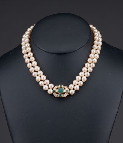 Collier ras-de-cou à deux rangs de perles...