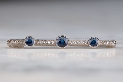 Petite broche barrette en platine ornée de...
