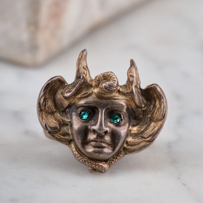 Bague de foulard en bronze à décor mascaron,...