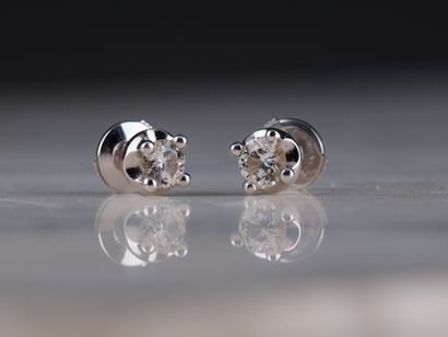 BULGARI
Puces en or gris 18k ornées de diamants...