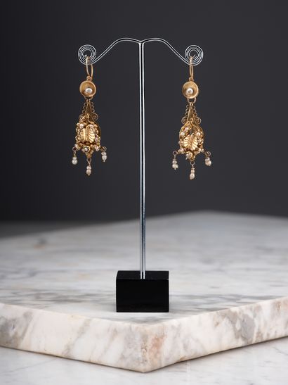 Paire de pendants d'oreilles anciens à en...