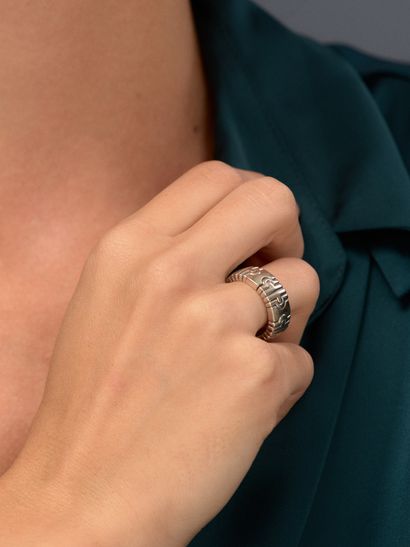 BULGARI
Bague souple ouvrante en or gris...