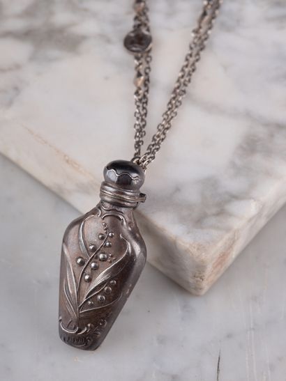 Pendentif vinaigrier ou boîte à sels en argent...
