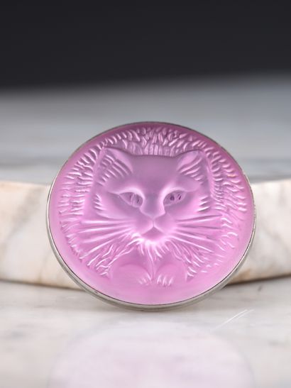 LALIQUE
Broche pendentif en verre moulé blanc...