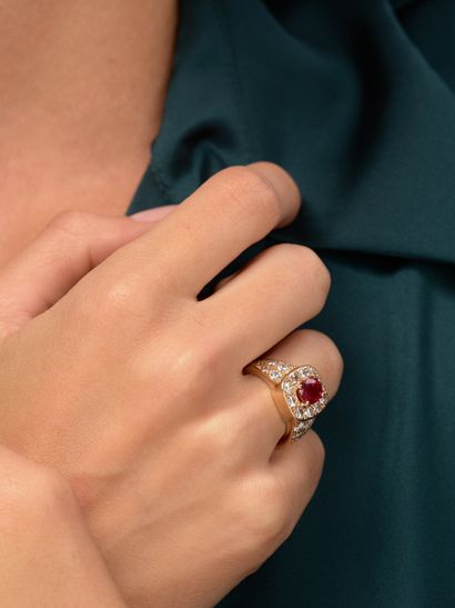 Bague en or jaune 18k ornée d'un rubis taille...