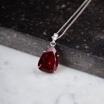 Pendentif en or gris 18k 750 millièmes orné...