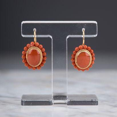 Paire de pendants d'oreilles en or jaune...