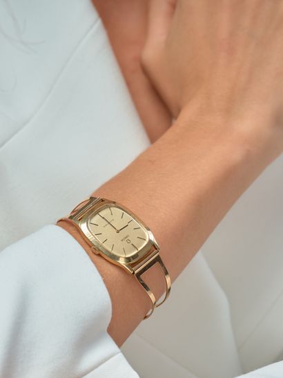 OMEGA
Montre de ville en or jaune 18k à mouvement...