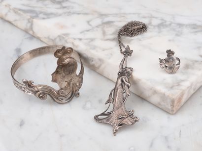 Trois bijoux en argent et métal époque Art...
