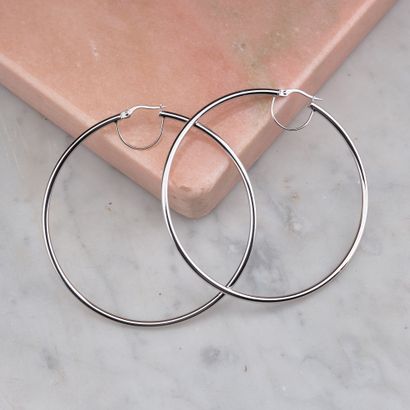 Paire de créoles en or blanc 18k 750 millièmes....