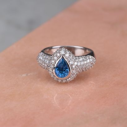 Bague en or blanc 18k 750 millièmes centrée...